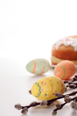 Paskalya yumurtaları dallar üzerinde