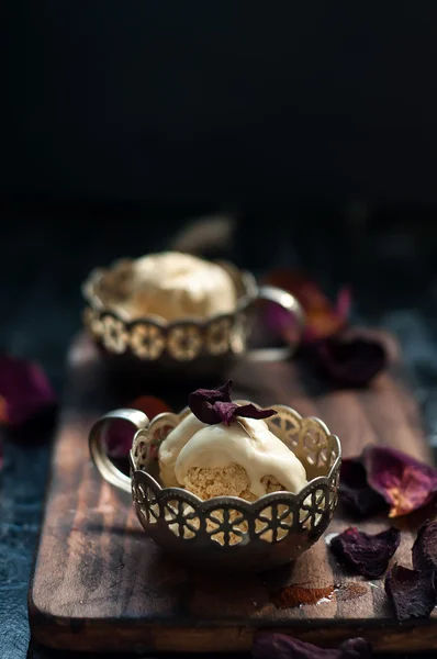 Dos porciones de delicioso helado de caramelo —  Fotos de Stock