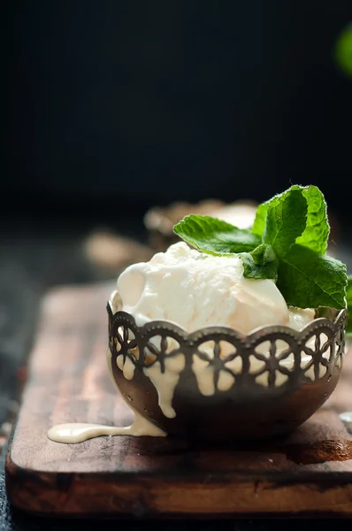 Vanilla ice cream with mint leaves — Stock Photo, Image