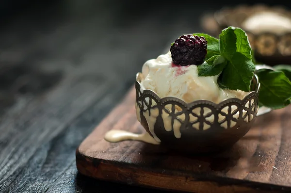 Ванильное мороженое с мятными листьями — стоковое фото