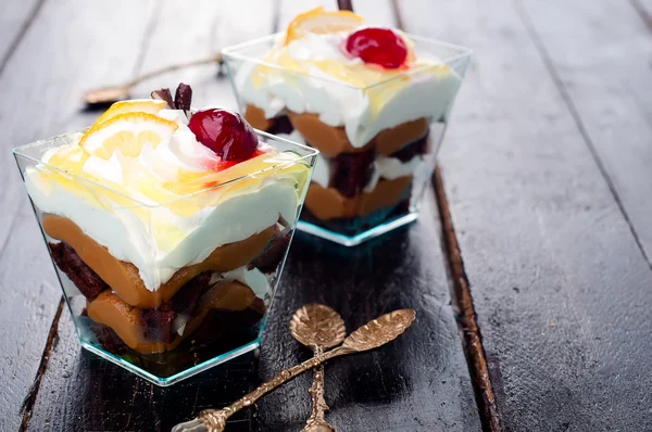 Десерт со сливками в стакане — стоковое фото
