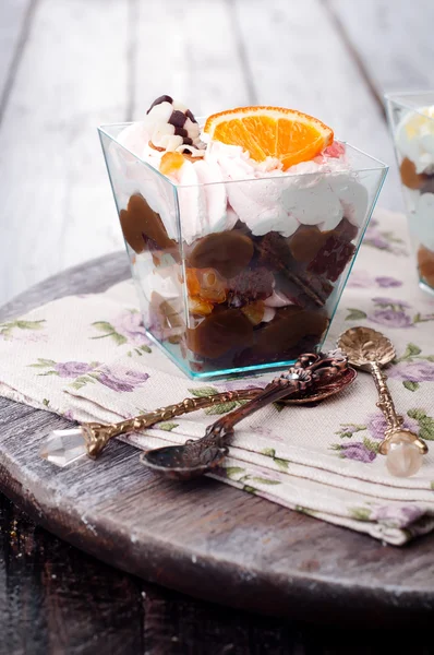 Dessert con crema in un bicchiere — Foto Stock