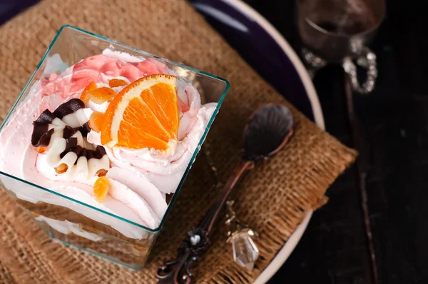 Dessert con crema in un bicchiere — Foto Stock