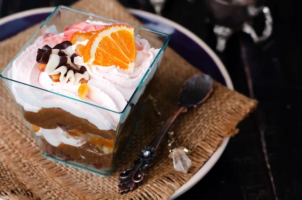 El postre con la crema en el vaso — Foto de Stock