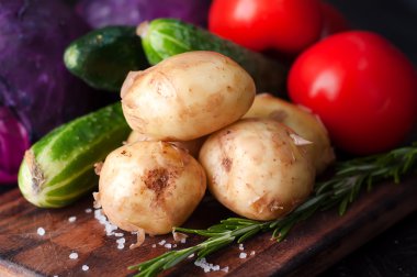 Ahşap masa üzerinde genç patates 