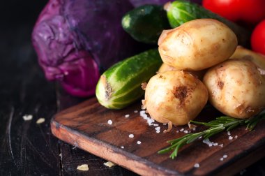 Ahşap masa üzerinde genç patates 