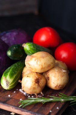 Ahşap masa üzerinde genç patates 