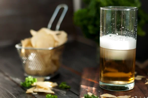 Taza de cerveza sobre fondo de madera — Foto de Stock