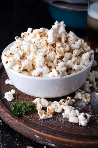 Palomitas de maíz en tazón sobre fondo de madera —  Fotos de Stock