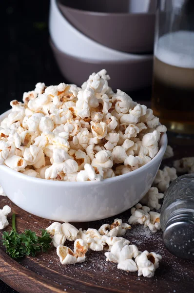 Palomitas de maíz en tazón sobre fondo de madera —  Fotos de Stock