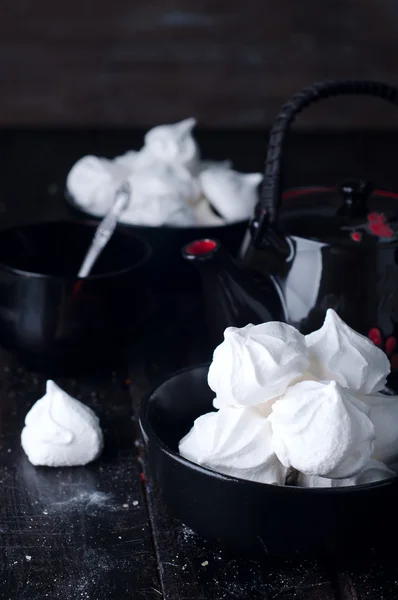 Heerlijke en gewone witte vanille-meringue cookies — Stockfoto