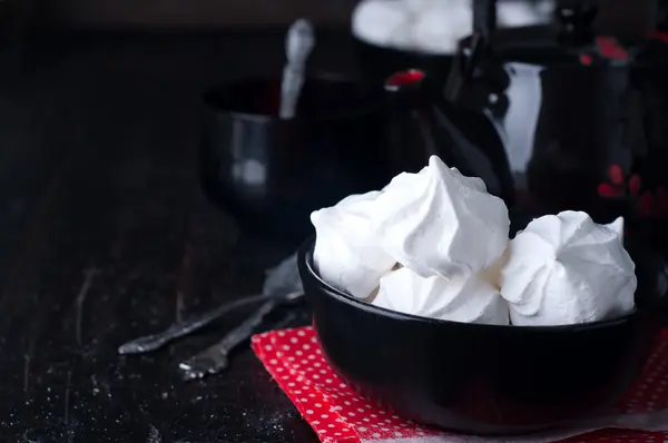 Heerlijke en gewone witte vanille-meringue cookies — Stockfoto