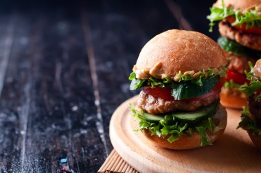 Taze sebzeli ev yapımı hamburger.