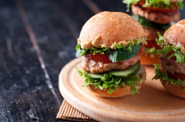 Taze sebzeli ev yapımı hamburger.
