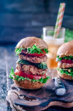 Taze sebzeli ev yapımı hamburger.