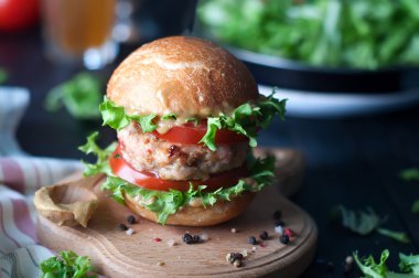 Taze sebzeli ev yapımı hamburger.