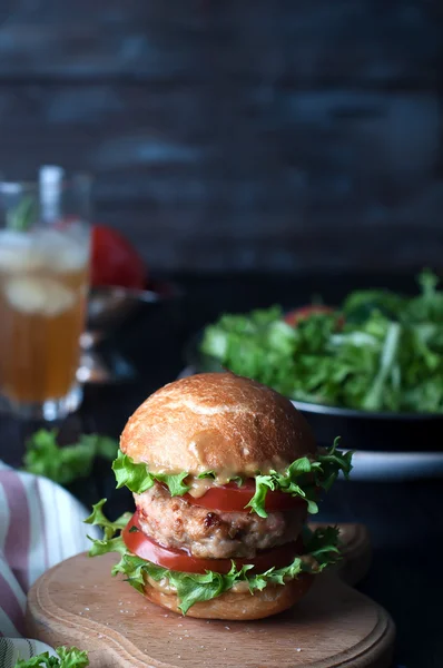 Házi hamburger friss zöldségekkel — Stock Fotó