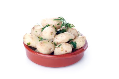 Genç patates haşlanmış. İzole fotoğraf