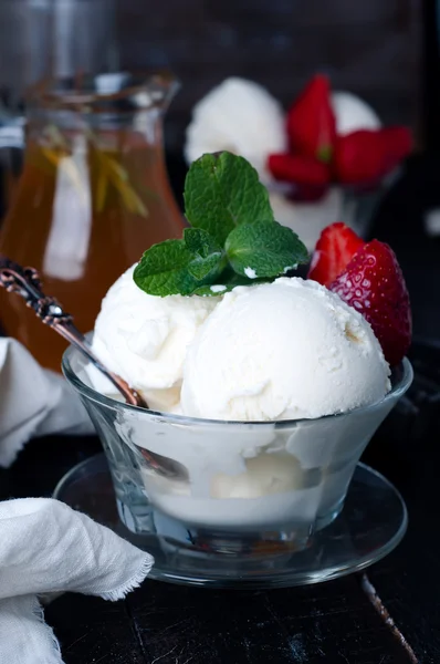 Strawberry ice cream — Stock Photo, Image