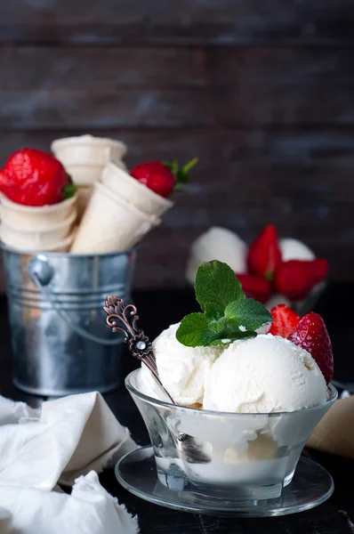 Strawberry ice cream — Stock Photo, Image