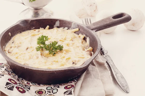 Casserole with chicken and mushrooms on the table. — Stock Photo, Image