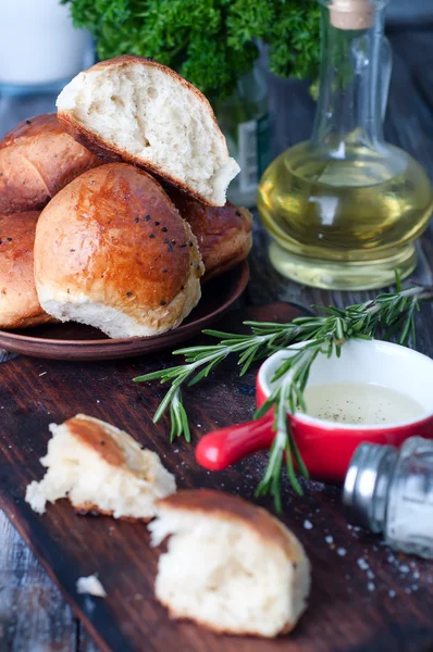 Свежий хлеб и розмарин — стоковое фото
