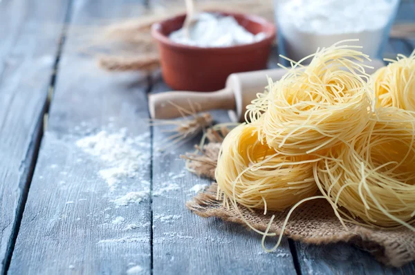 Pastas e ingredientes frescos —  Fotos de Stock