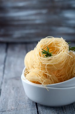 Makarnadan bir kasenin içine iç içe