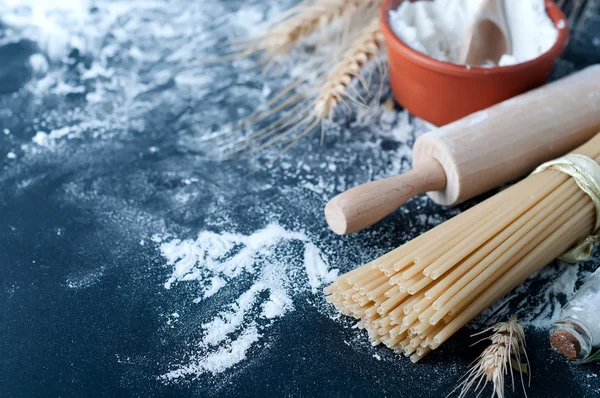 Espaguetis de pasta con harina —  Fotos de Stock