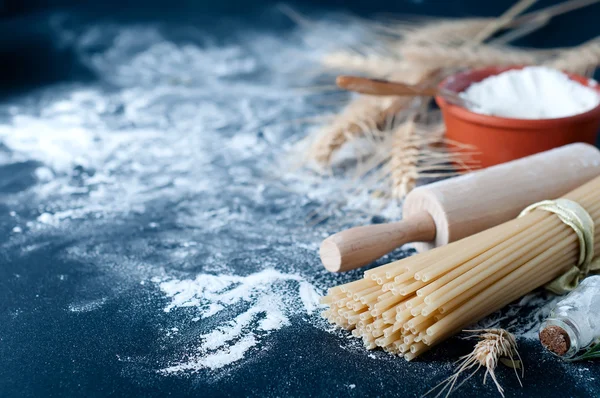 Espaguetis de pasta con harina —  Fotos de Stock