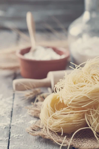 Pastas e ingredientes frescos. Foto tonificada — Foto de Stock