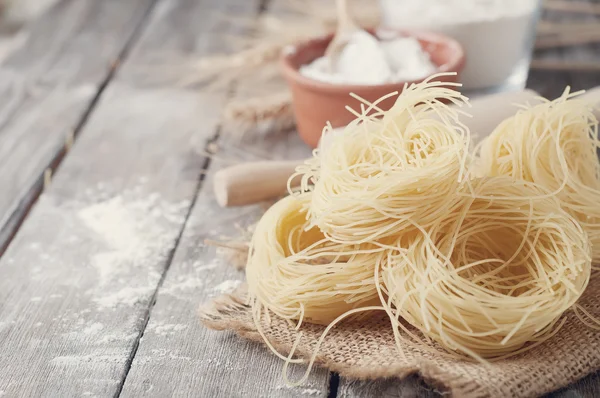 Pastas e ingredientes frescos. Foto tonificada — Foto de Stock