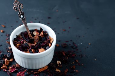 Karışım bitkisel çiçek meyve çay yaprakları ile