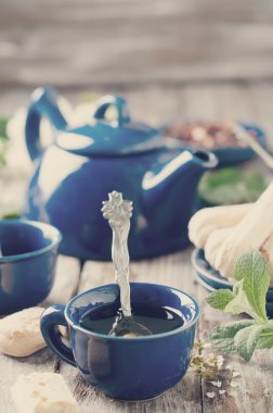 Çay fincan içine dökülür varlık. Tonda fotoğraf