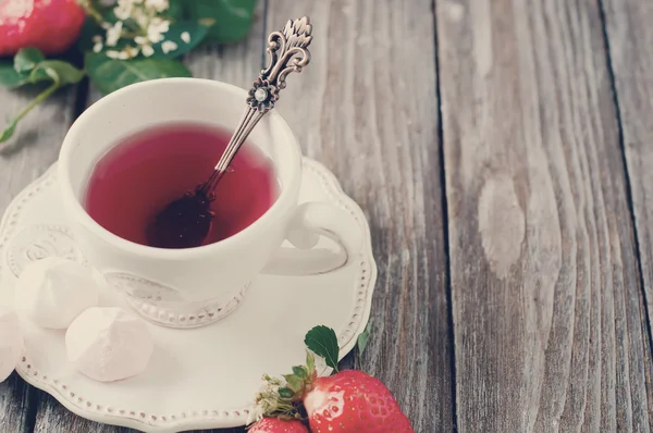 Fruit tea with strawberries. Toned photo — Stock Photo, Image