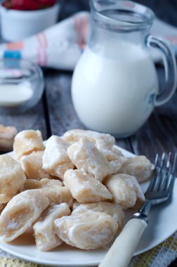 tembel pierogi. süzme peynir köfte ekşi krema ile