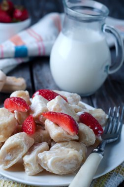 tembel pierogi. süzme peynir köfte ekşi krema ile