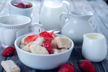 Ukraynalı geleneksel tembel köfte süzme peynir ile.