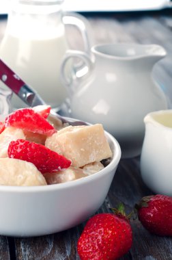 Ukraynalı geleneksel tembel köfte süzme peynir ile.