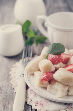 Ukraynalı geleneksel tembel köfte süzme peynir ile. Tonda fotoğraf