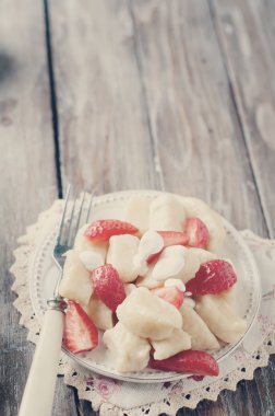 Ukraynalı geleneksel tembel köfte süzme peynir ile. Tonda fotoğraf