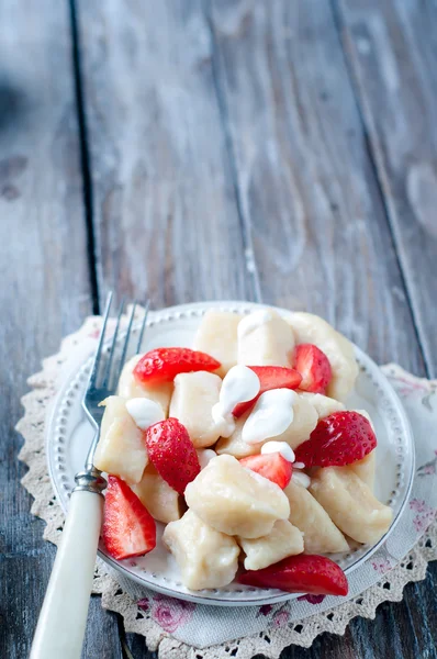 Süzme peynir köfte ile arka plan üzerinde çilek görünümü top