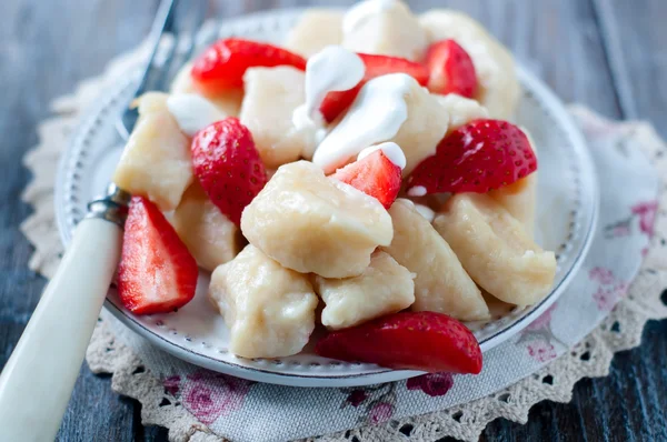 Hüttenkäseknödel mit Erdbeeren im Hintergrund von oben — Stockfoto