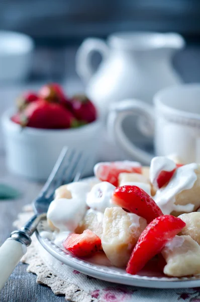 Cottage cheese dumplings with strawberries on background top view — Stock Photo, Image