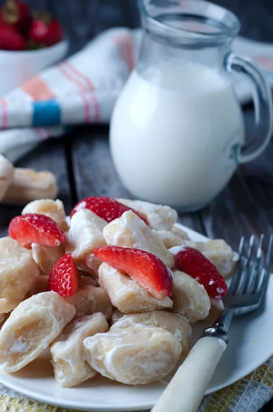 Pierogi preguiçoso. bolinhos de queijo cottage com creme azedo — Fotografia de Stock