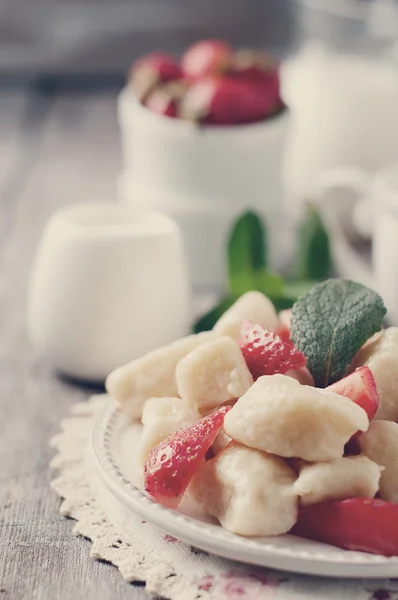 Bolinhos preguiçosos tradicionais ucranianos com queijo cottage. Foto tonificada — Fotografia de Stock