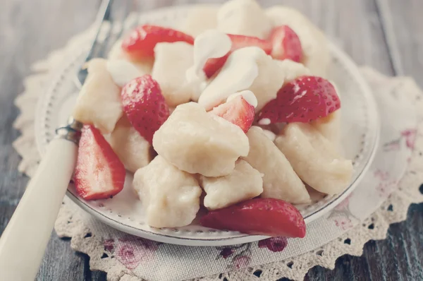 Ukraynalı geleneksel tembel köfte süzme peynir ile. Tonda fotoğraf