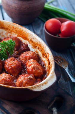 Tatlı ve ekşi domates soslu köfte.