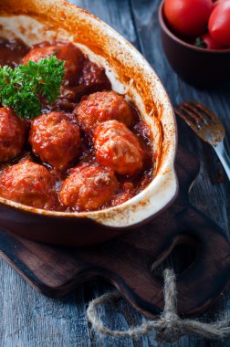 Tatlı ve ekşi domates soslu köfte.