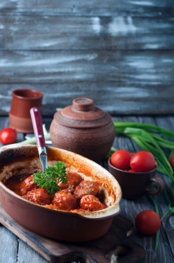 Tatlı ve ekşi domates soslu köfte.